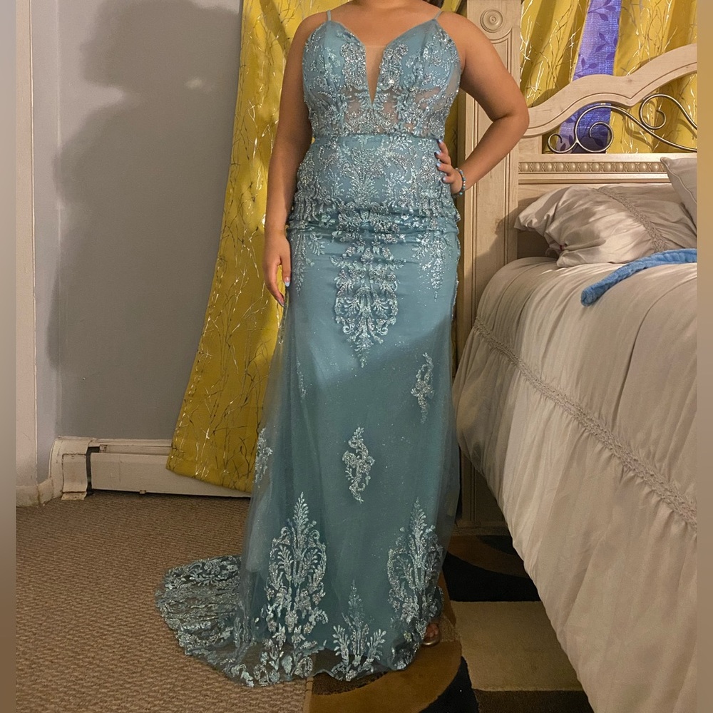 hii! Im selling this prom dress that I wore once :)